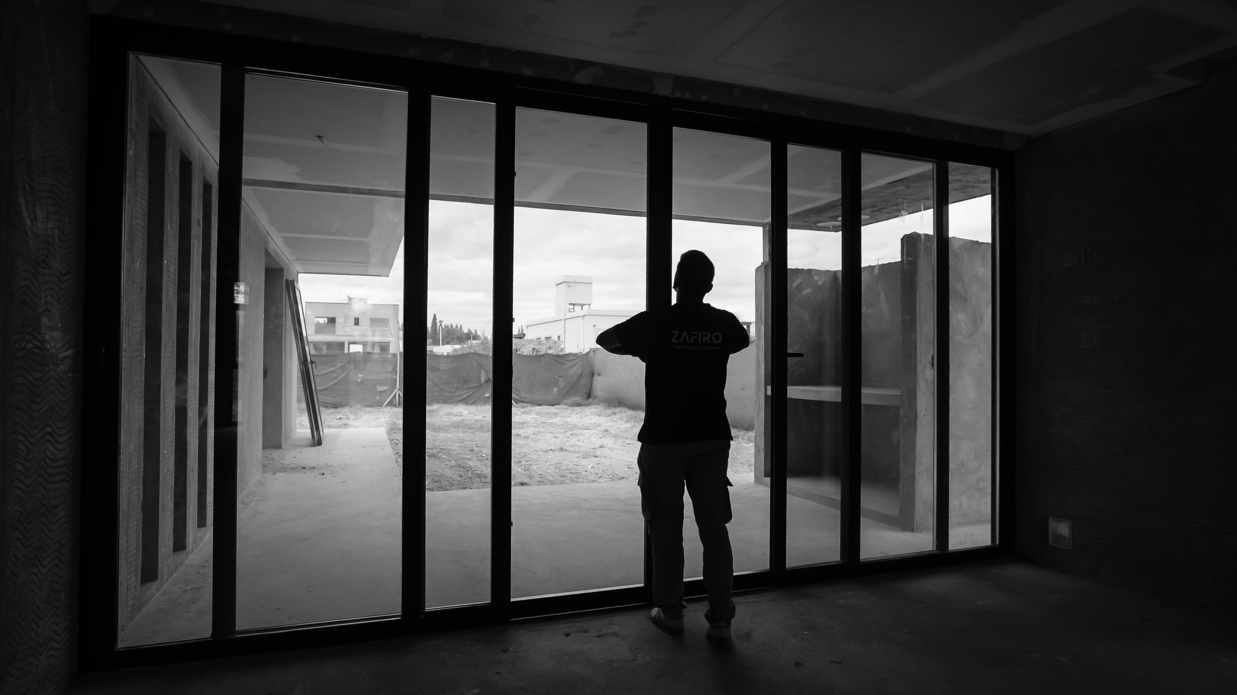 Arquitectura contemporánea con aberturas